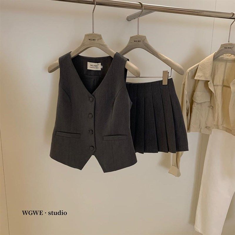 搭配一整套灰色西装V领马甲女春夏季休闲百褶半身裙气质两件套装