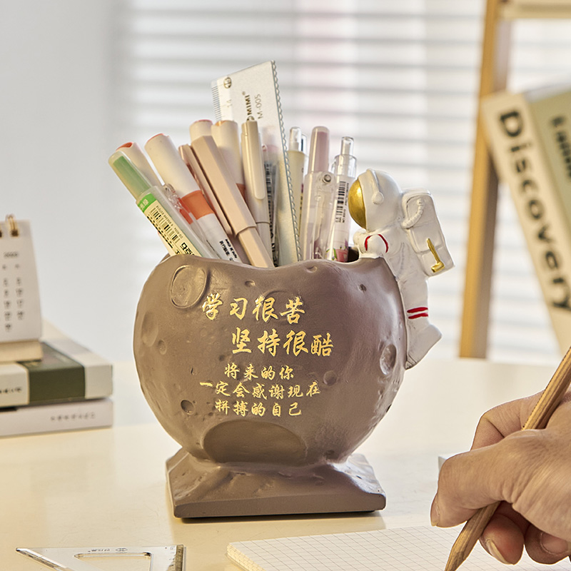 宇航员笔筒学习很苦坚持很酷摆件书桌办公室收纳装饰生日礼物男生