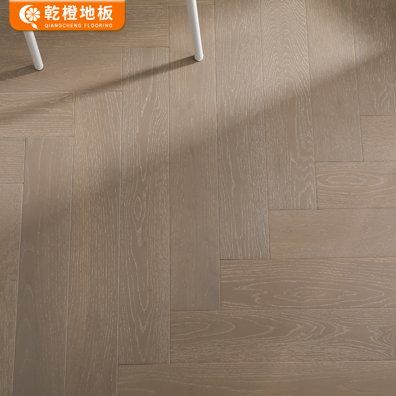 乾橙橡木三层人字拼地板实木复合锁扣原木色时尚简约灰色地暖可用