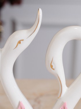 天鹅摆件装饰品结婚礼物客厅电视柜酒柜房间家居陶瓷新居乔迁礼品