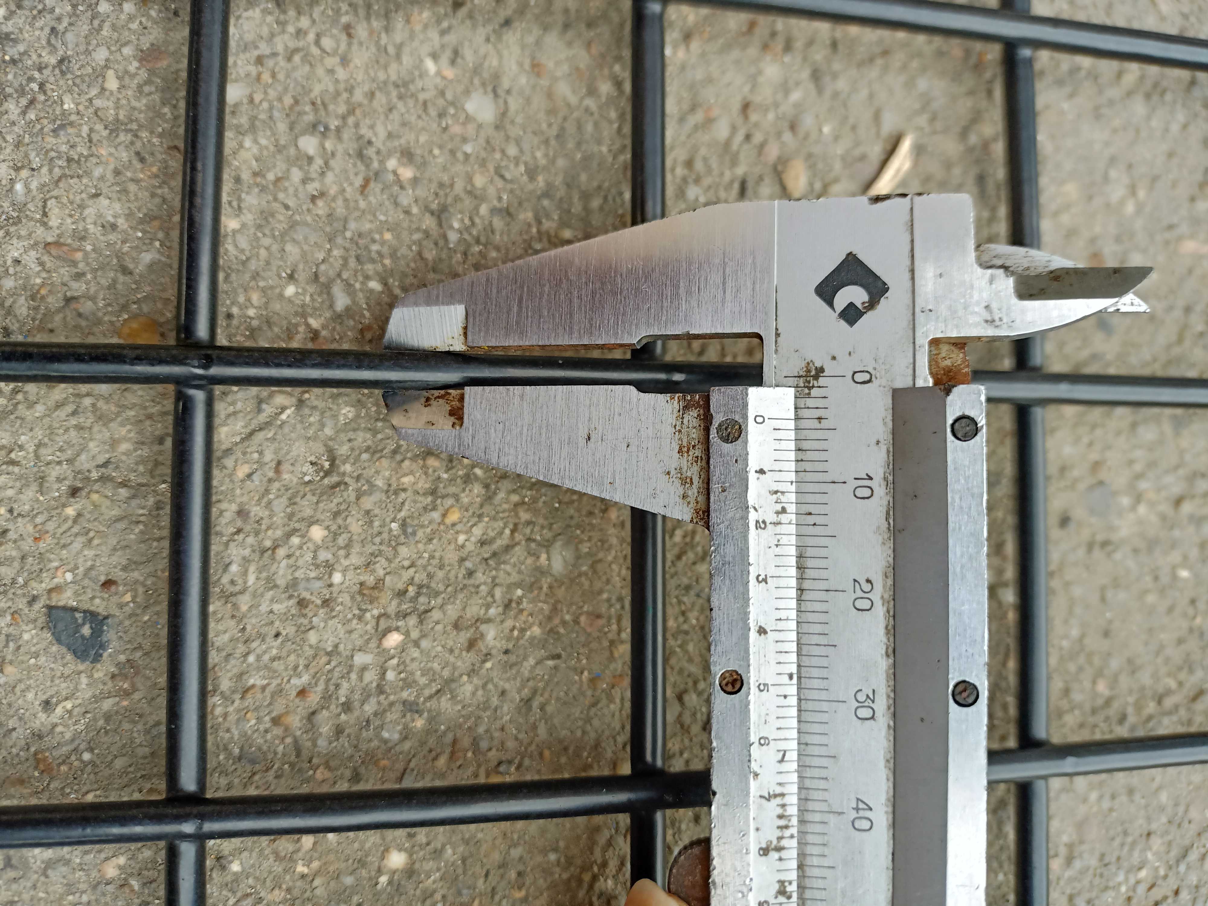 黑色浸塑电焊网片隔离车间网仓库隔离网装饰电焊碰网规格可以定制