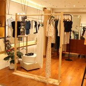 新款 原木中岛架子陈列架立体展示架路引实木承重广告布落地架子