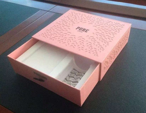 工艺礼品盒镂空设计特色包装盒激光镂空机