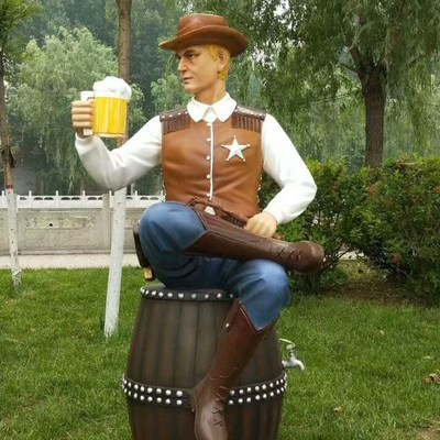 啤酒烧烤人物像定制户外景观广场商业街小吃仿铜玻璃钢抬木桶雕塑