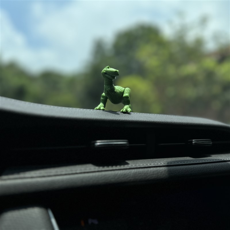 玩具总动员抱抱龙汽车中控台摆件可爱卡通公仔车载装饰个性车内