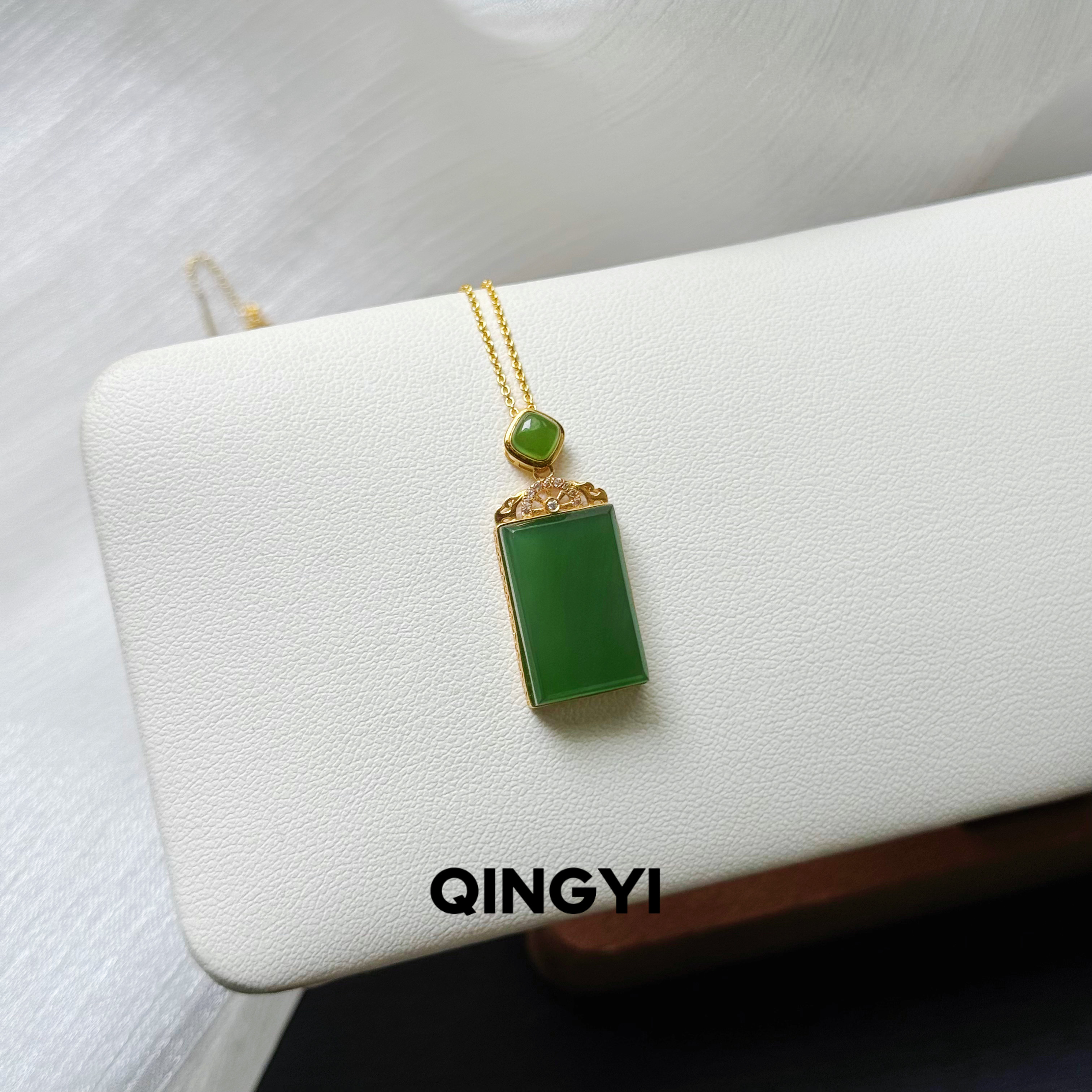 天然俄料和田玉碧玉无事牌吊坠18k金女款菠菜绿玉石本命平安挂件