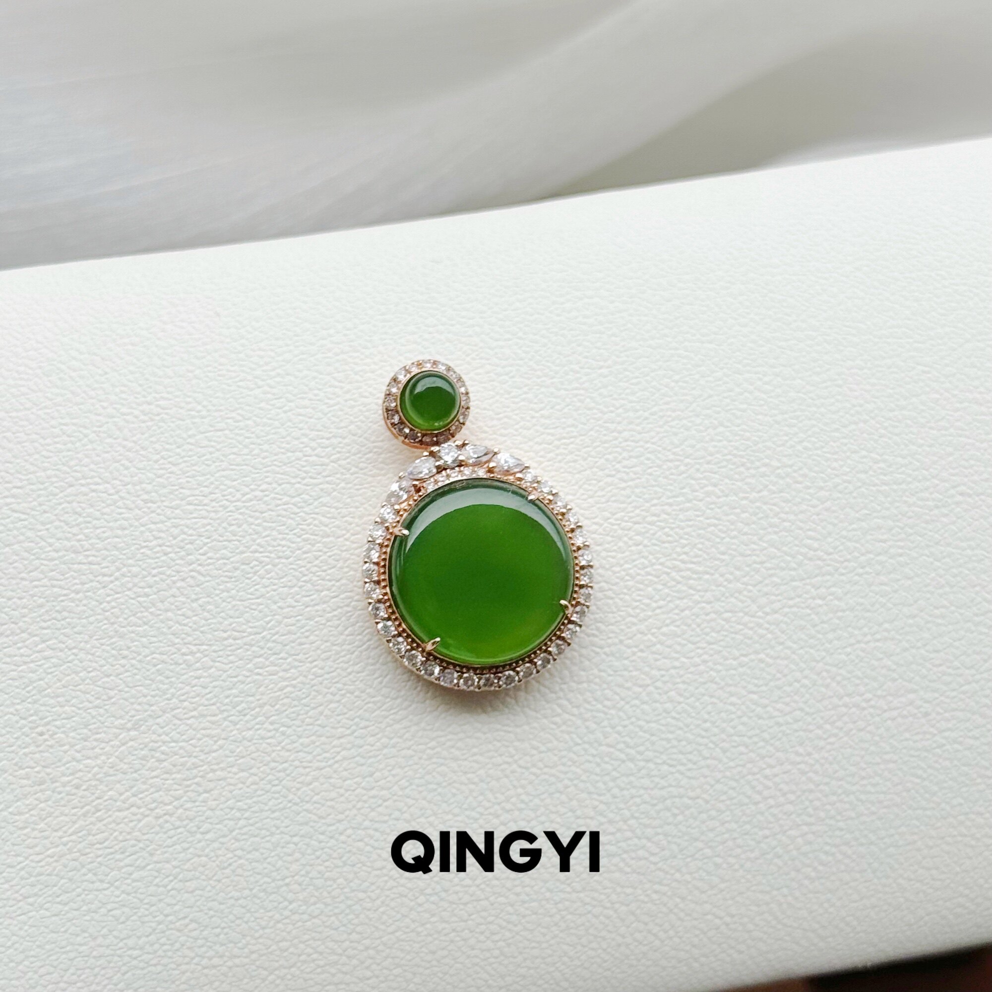 天然俄料和田玉碧玉苹果绿无事牌吊坠18k金女款圆形玉石挂件礼物