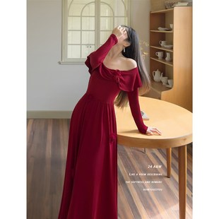 何衣见友《花序》秋冬红色斜肩针织连衣裙节日浪漫氛围玫瑰花长袖