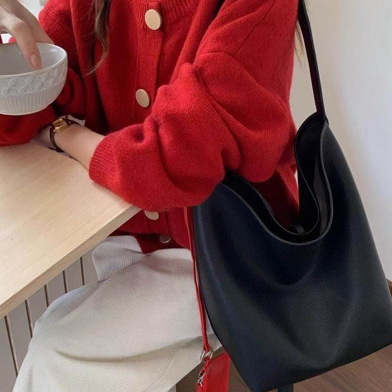 奶黄色秋冬新款宽松慵懒风圆领单排扣针织开衫女毛衣外套上衣