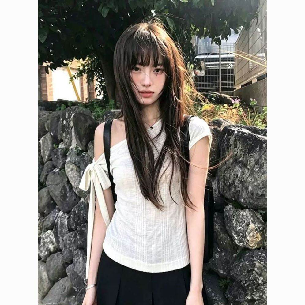 独特漂亮的白色不规则斜肩短袖T恤女夏季修身显瘦设计感露肩上衣