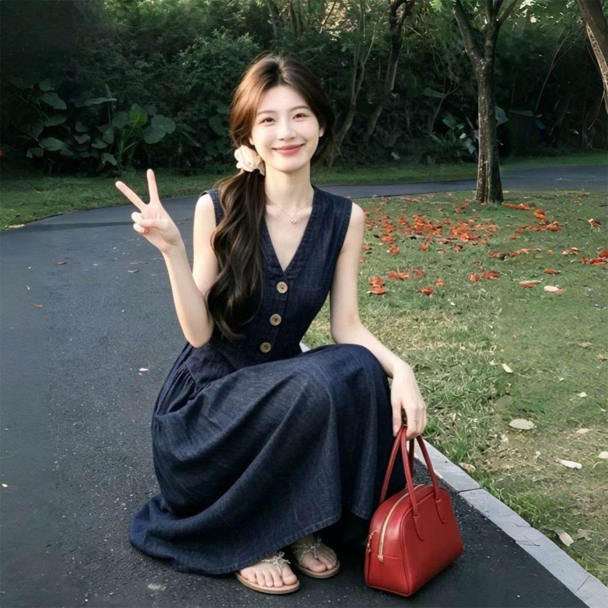 韩系收腰气质连衣裙女2026夏季新款复古简约深蓝牛仔无袖高知长裙