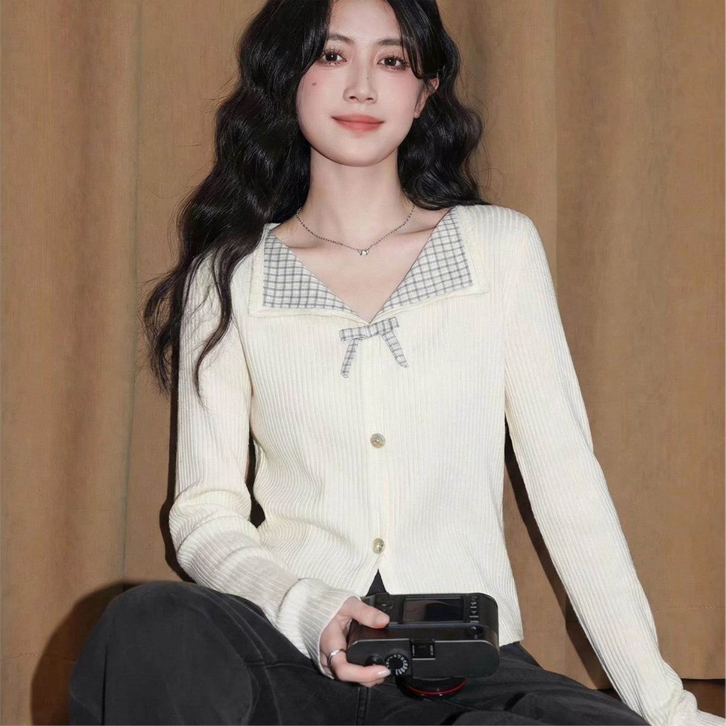 杏色蝴蝶结V领长袖T恤女秋冬2026新款格子拼接正肩体恤内搭短上衣