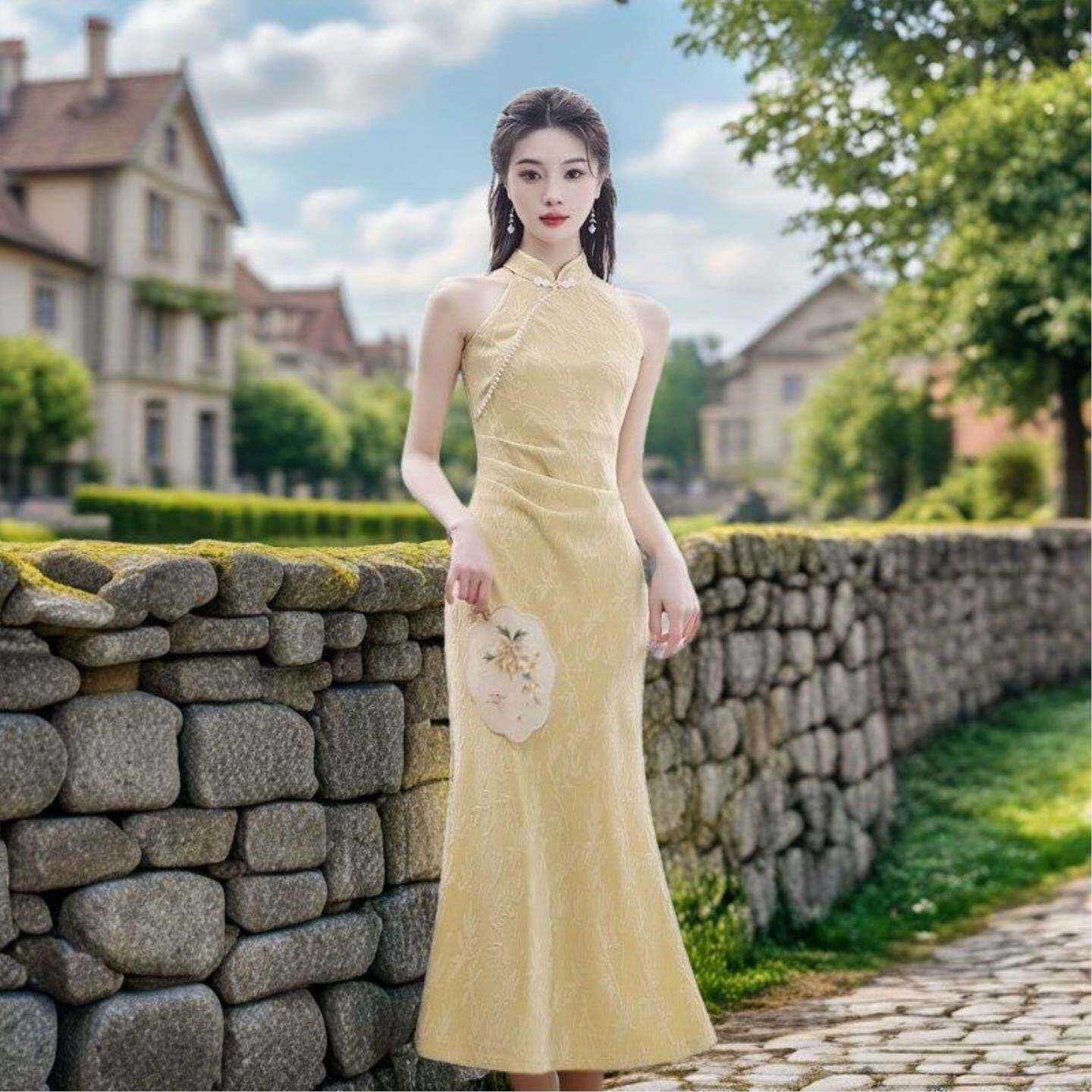 新中式旗袍新款改良年轻款黄色挂脖连衣裙女夏季气质优雅修身细腰