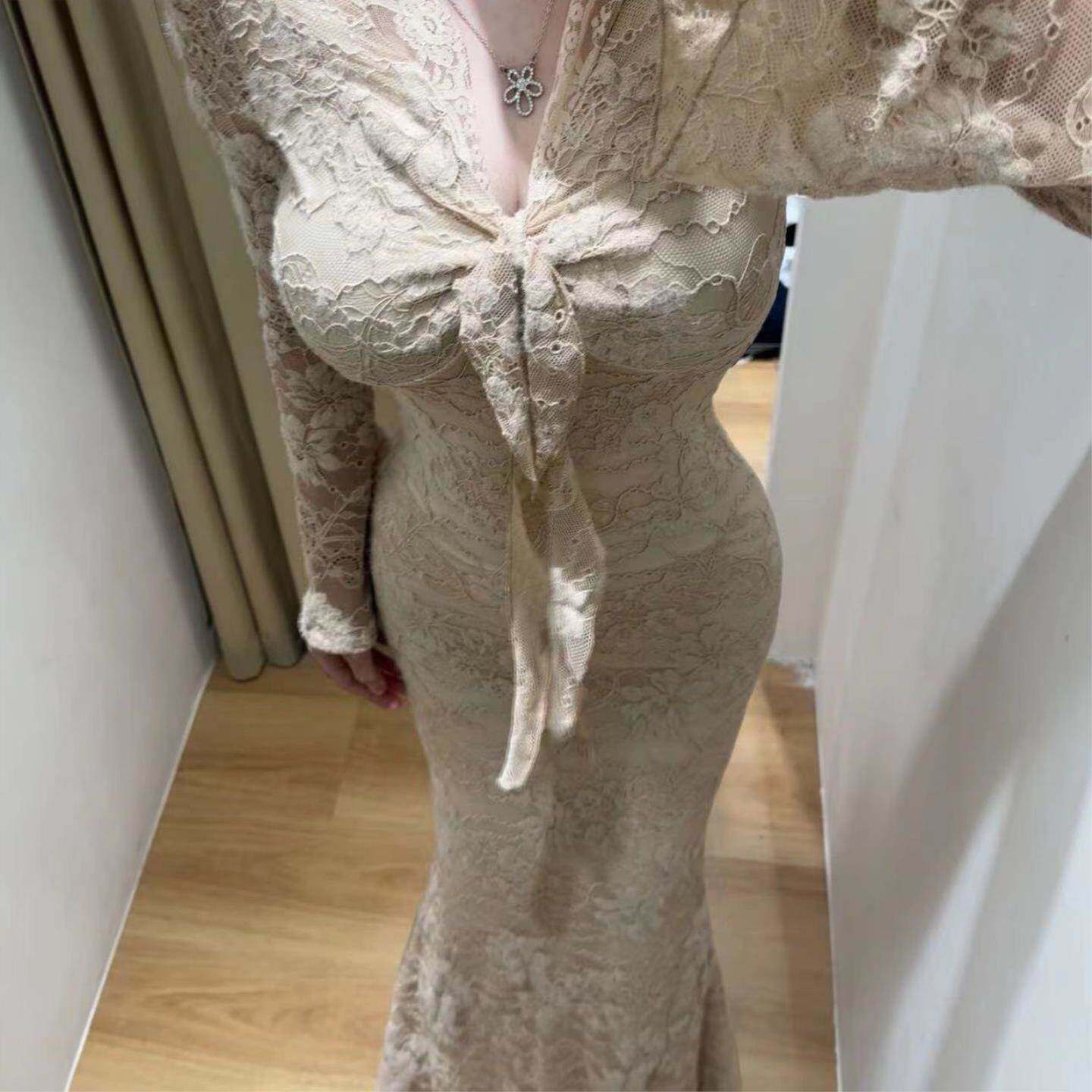 高级感杏色蕾丝连衣裙女春夏新款设计感气质纯欲绑带收腰包臀长裙