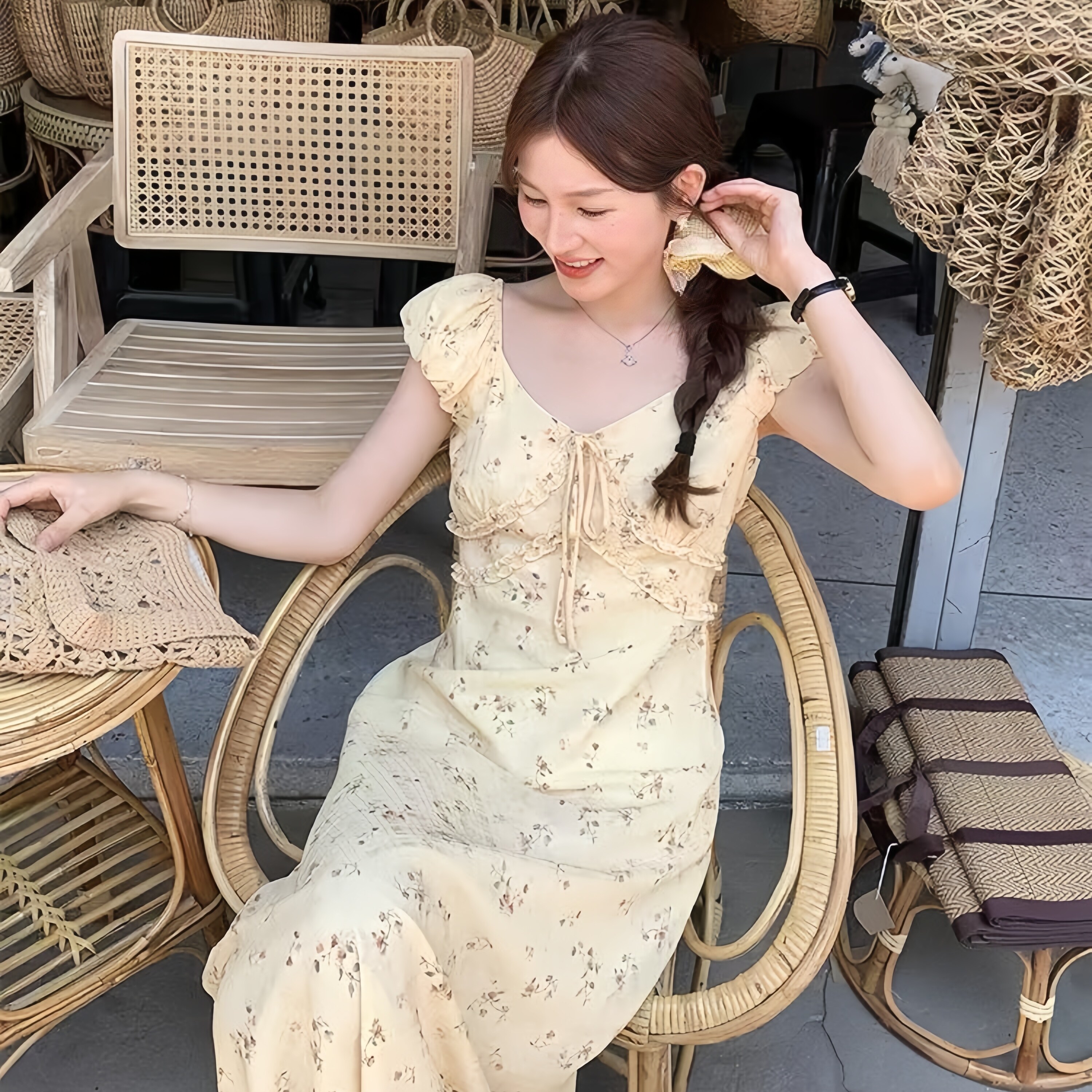 法式度假风细带碎花连衣裙女2026夏季新款温柔甜美设计感漂亮长裙