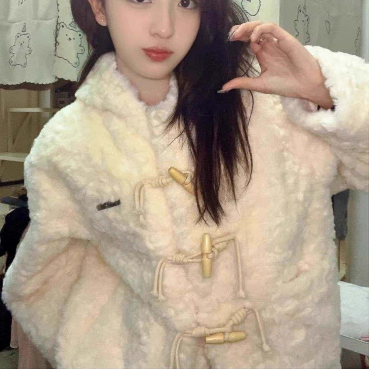 2026羊羔毛女冬季仿兔毛绒米白色小个子牛角扣连帽上衣外套