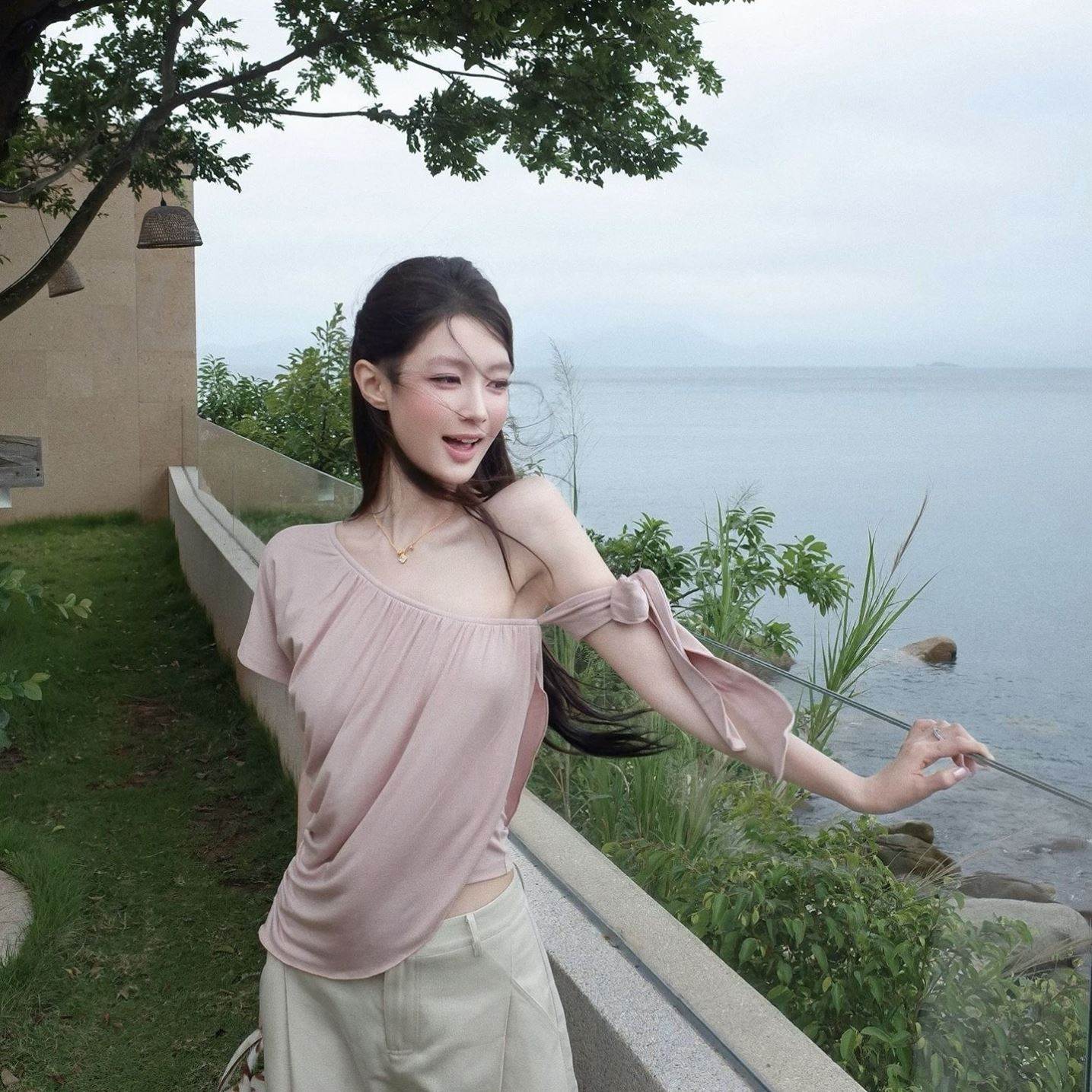 温柔风不规则设计感斜肩绑带修身T恤女夏季新款时尚百搭露肩上衣
