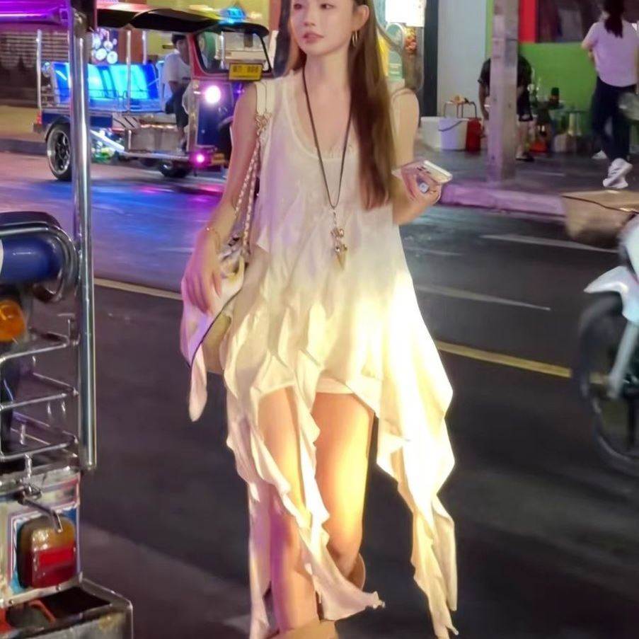 26夏天穿搭超火小众不撞款裙子设计感超好看不规则吊带连衣裙女款