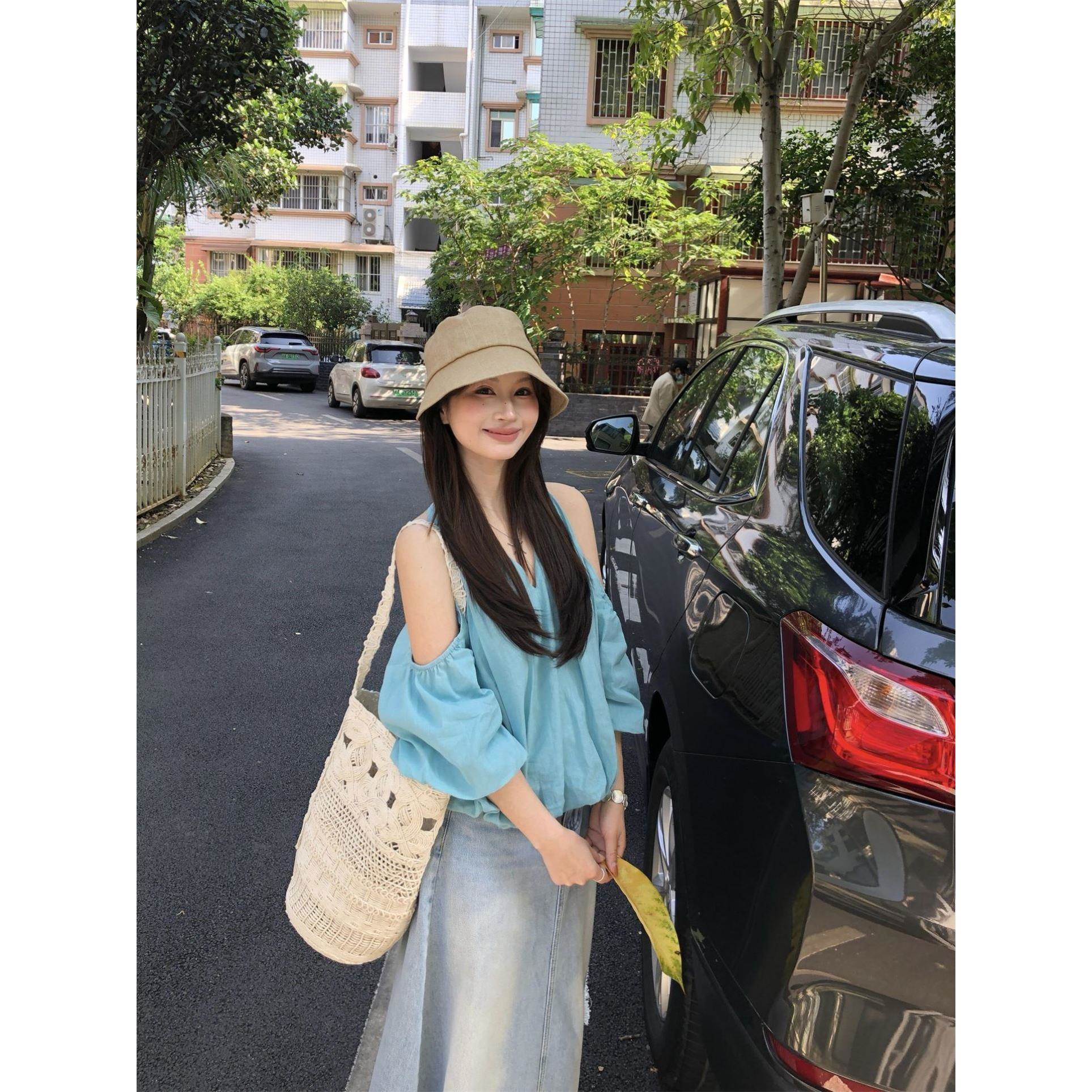 甜美风湖蓝色V领露肩衬衫女装夏季别致显瘦气质休闲上衣
