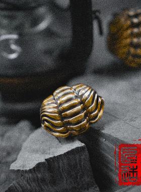 铁拳匠造 摩洛哥镜眼虫隐头虫三叶虫化石1比1覆刻铜雕手把件茶宠