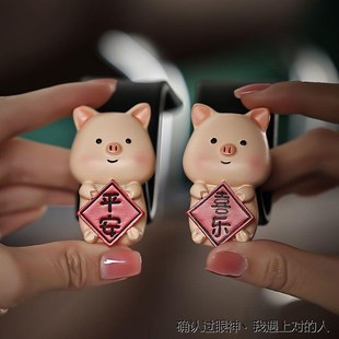 车内装 平安喜乐小猪汽车挂钩卡通座椅背一对G装 饰用品车载好物大