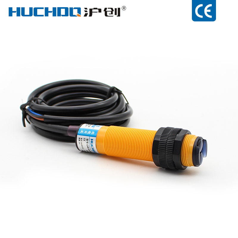 镜面回归式反射光电开关传感器三线E3F-R2P1 R2PK常开PNP24V36V6V