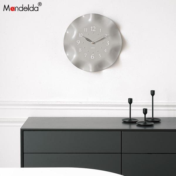Mandelda免打孔奶油风艺术挂钟客厅家用大气时钟表装饰墙现代简约