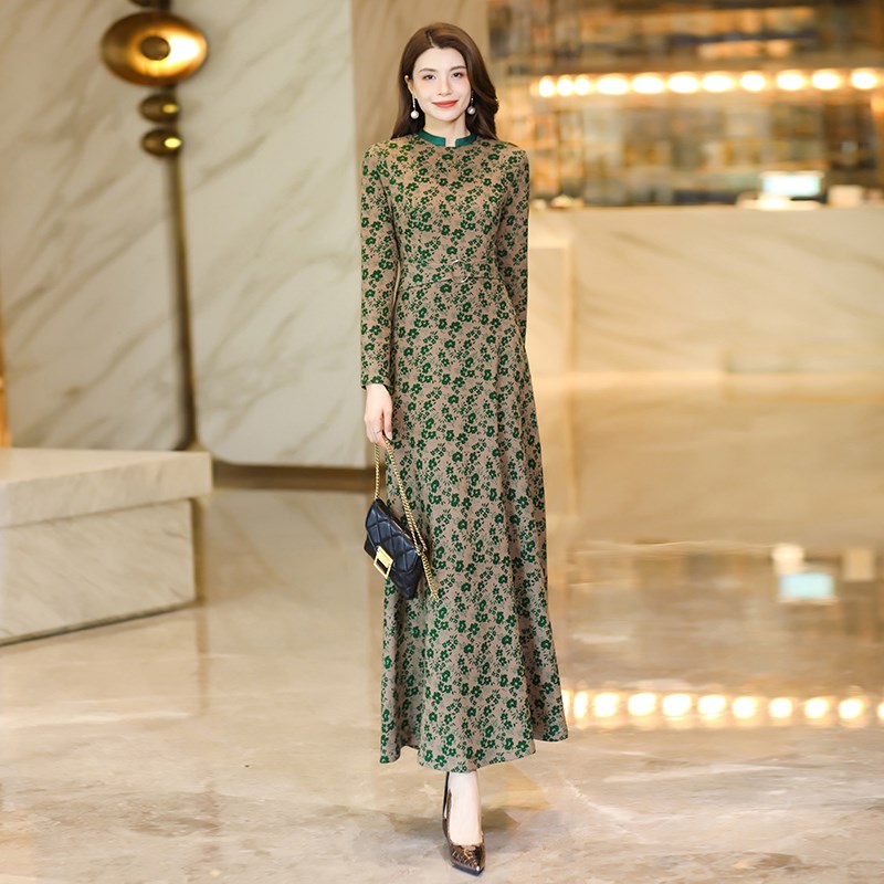 绿色碎花连衣裙女长袖高端2023秋冬新款收腰显瘦超长裙到脚踝1833