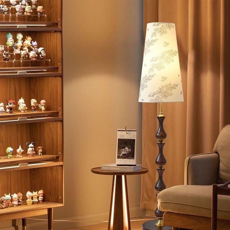法式中古客厅落地灯2024新款美式沙发旁边卧室高级感氛围立式台灯