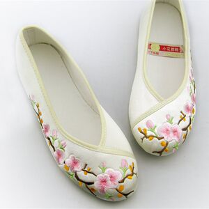 包邮足下有福绣花鞋民族风绸缎面女鞋女布鞋白色女单鞋643