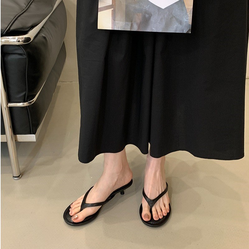 2025新款法式极简风夹趾人字拖鞋E中跟圆头细跟凉鞋夏季露趾女鞋