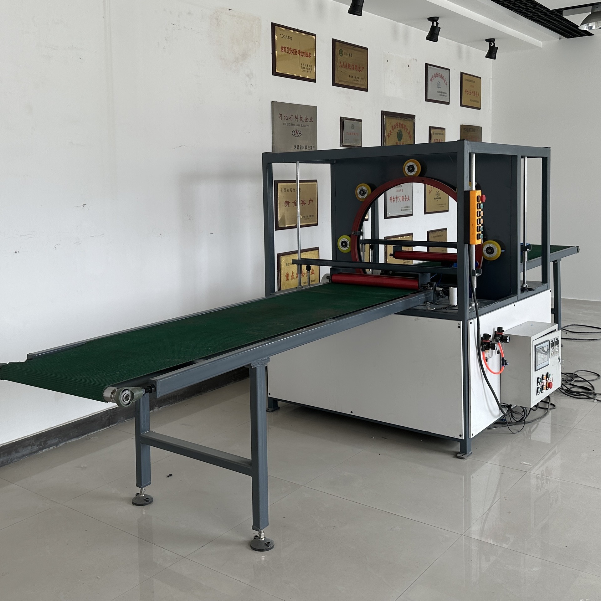 水平缠绕膜打包机全自动门板门窗缠绕膜包装机环形长条货物打包机