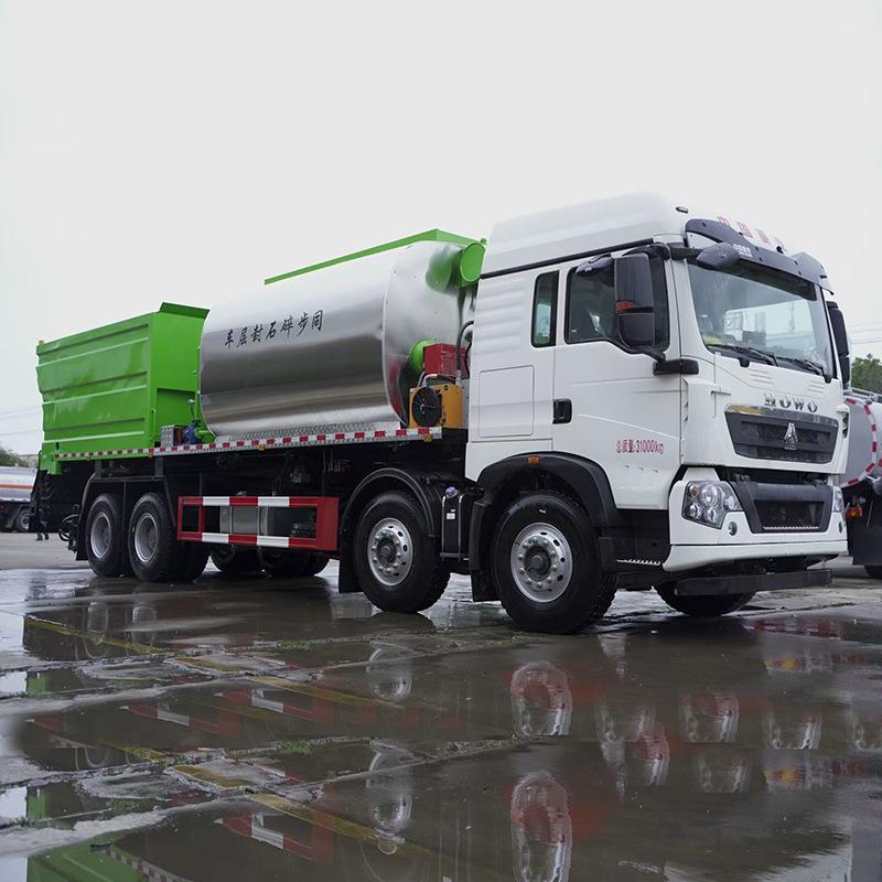 HOWO1吨碎石摊铺机加铺磨耗层施工同步碎石封层车处理路面裂缝