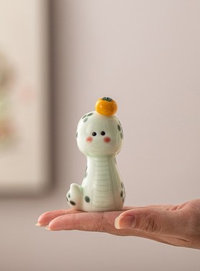 大吉大利小花蛇陶瓷摆件可爱生肖吉祥物治愈系桌面小物件蛇年礼品