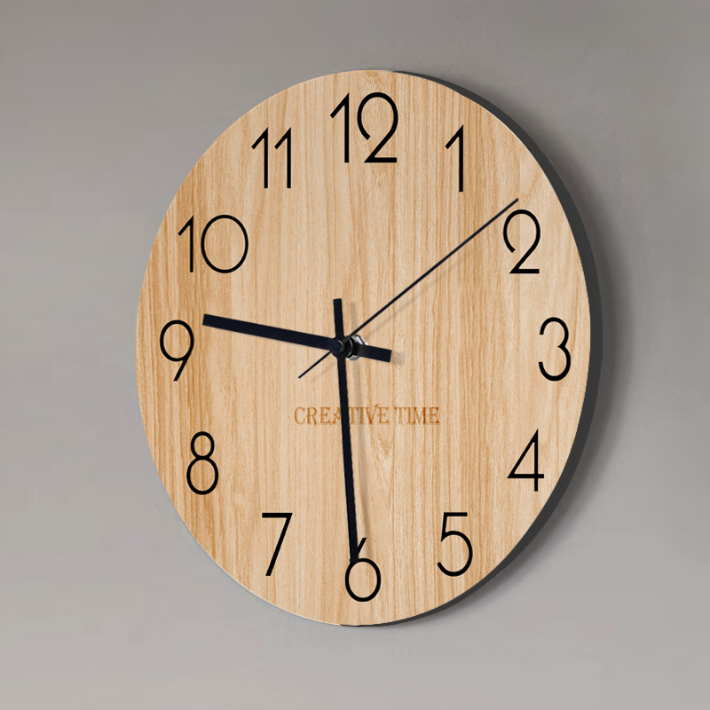 北欧现代时尚木纹静音客厅挂钟网红家用石英创意T简约时钟挂墙钟