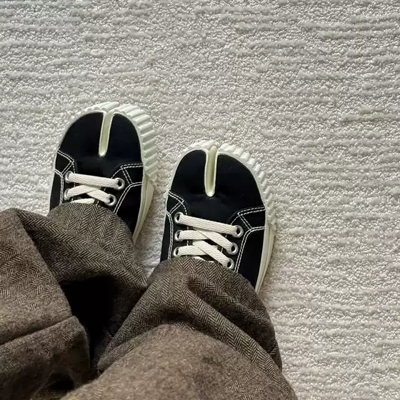 Italy Luxury Split-Toe Canvas Shoes Snack Shoe Horseshoe Design Breathable Lace-Up Sneakers