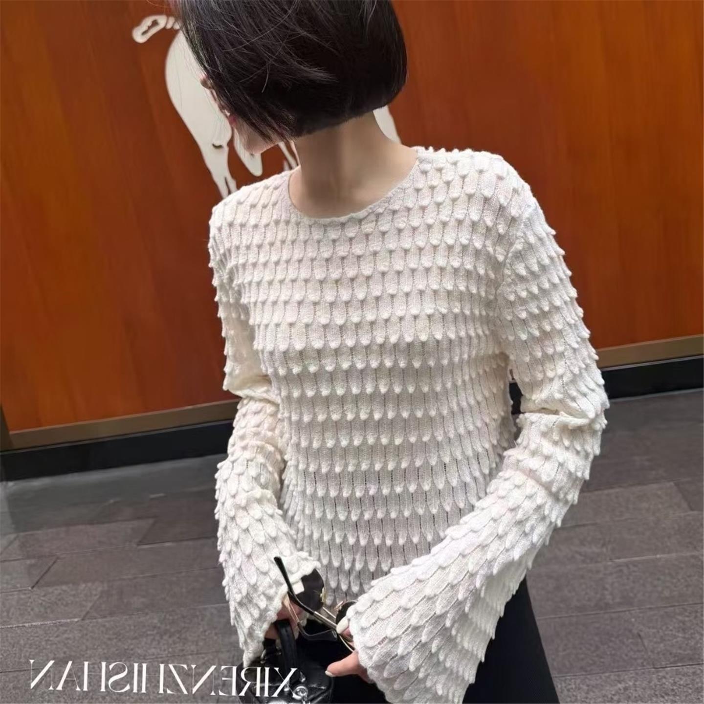 25秋季 温柔气质亲肤羊毛立体花瓣设计显瘦百搭圆领上衣女