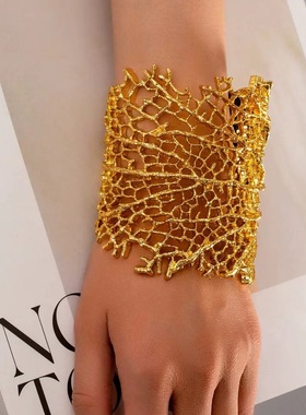 欧美夸张金属橡树叶手镯女轻奢重工开口镂空手环珊瑚纹理宽版手饰