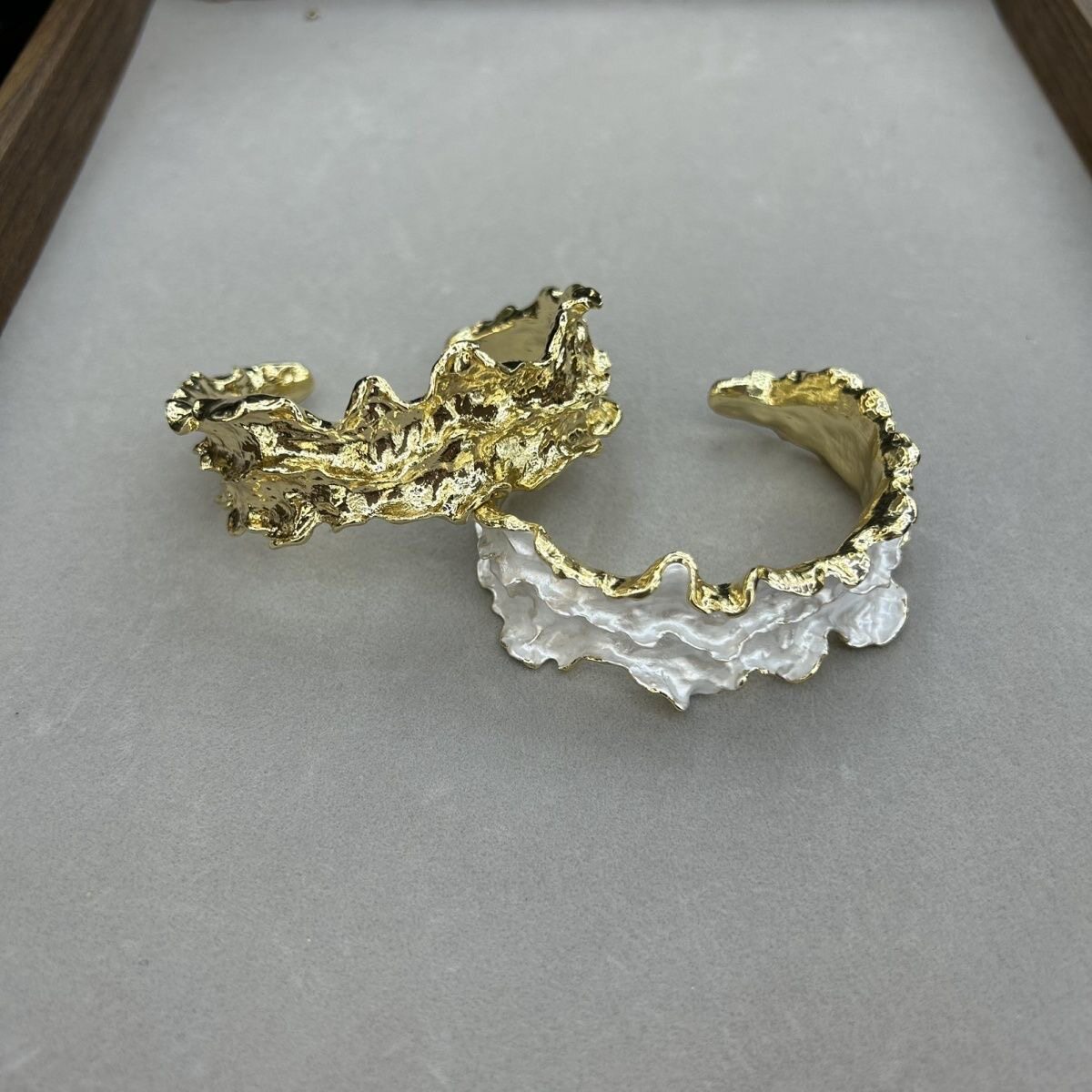 复古冷淡风金属质感不规则液态褶皱手镯女款高级感滴油白色手环