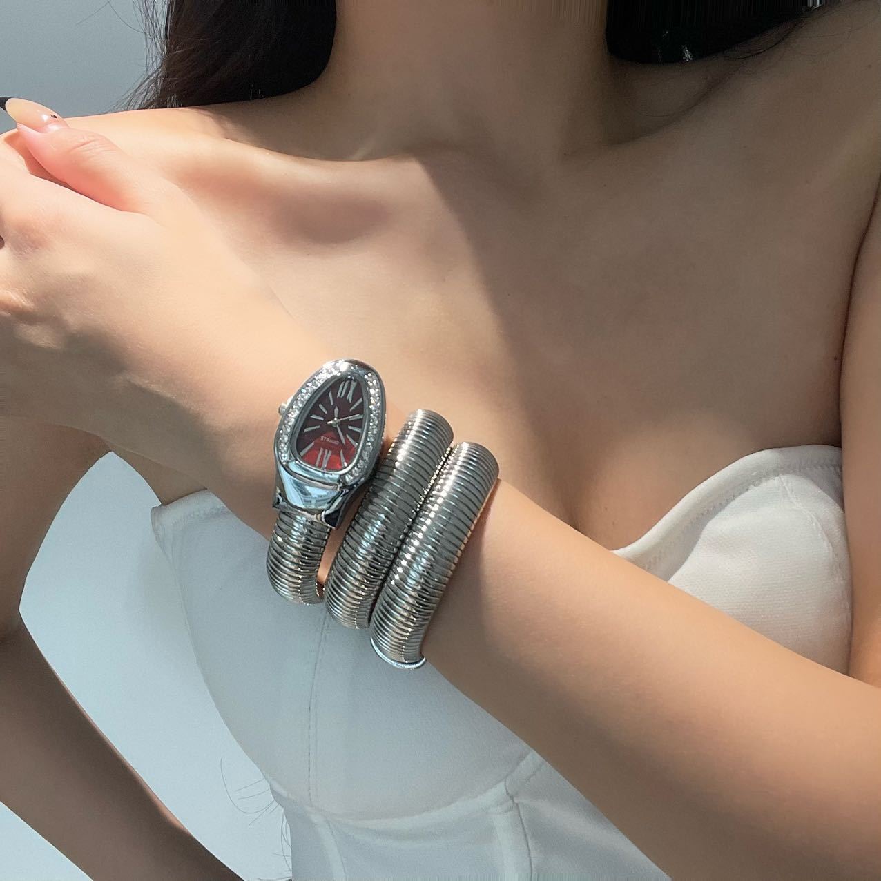 个性银金属缠绕色蛇形手镯手表女图片
