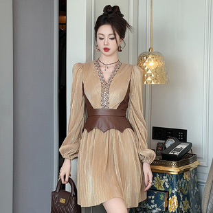 秋冬装新款女装法式V领设计感PU皮拼接收腰丝绒连衣裙21460