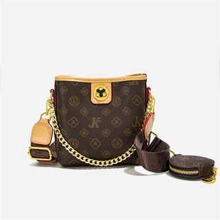 今年流行超火水桶包女士2025新款高级感斜挎小众设计女款百搭爆款