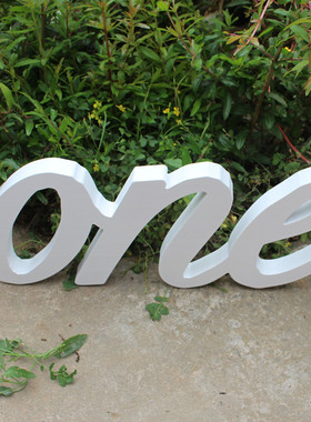 宝宝周岁拍照字母摆件摄影拍照道具字牌定制 ONE连身实木字牌雕刻