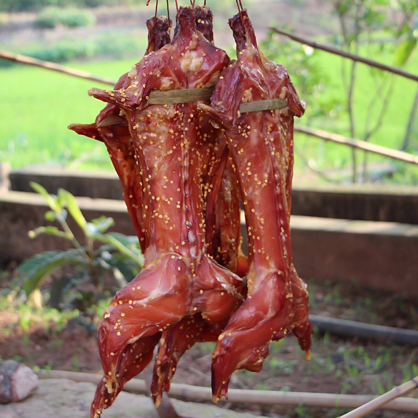 舌尖美食四川特产自贡自制柴火烟熏腊兔整只烤兔肉麻辣五香兔子肉