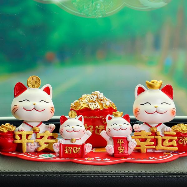 新款摇头招财猫车载摆件中控台可爱喜乐平安猫装饰红色平安防滑垫