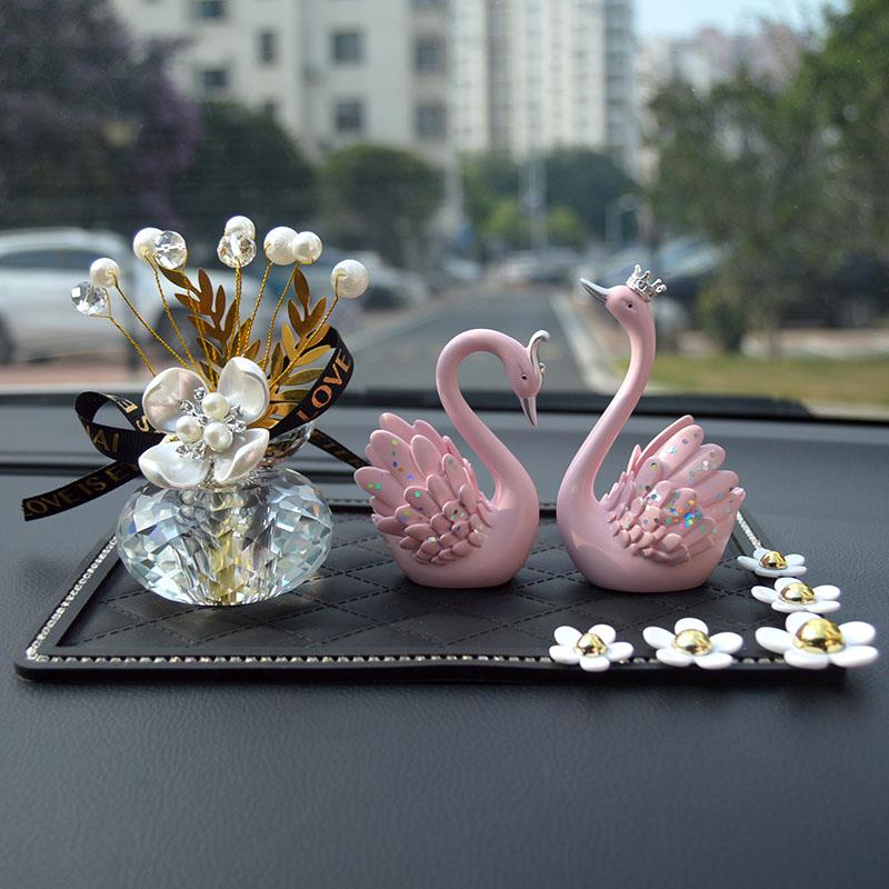 情侣天鹅车内饰品摆件2024新款女士创意汽车上中控台装饰用品大全