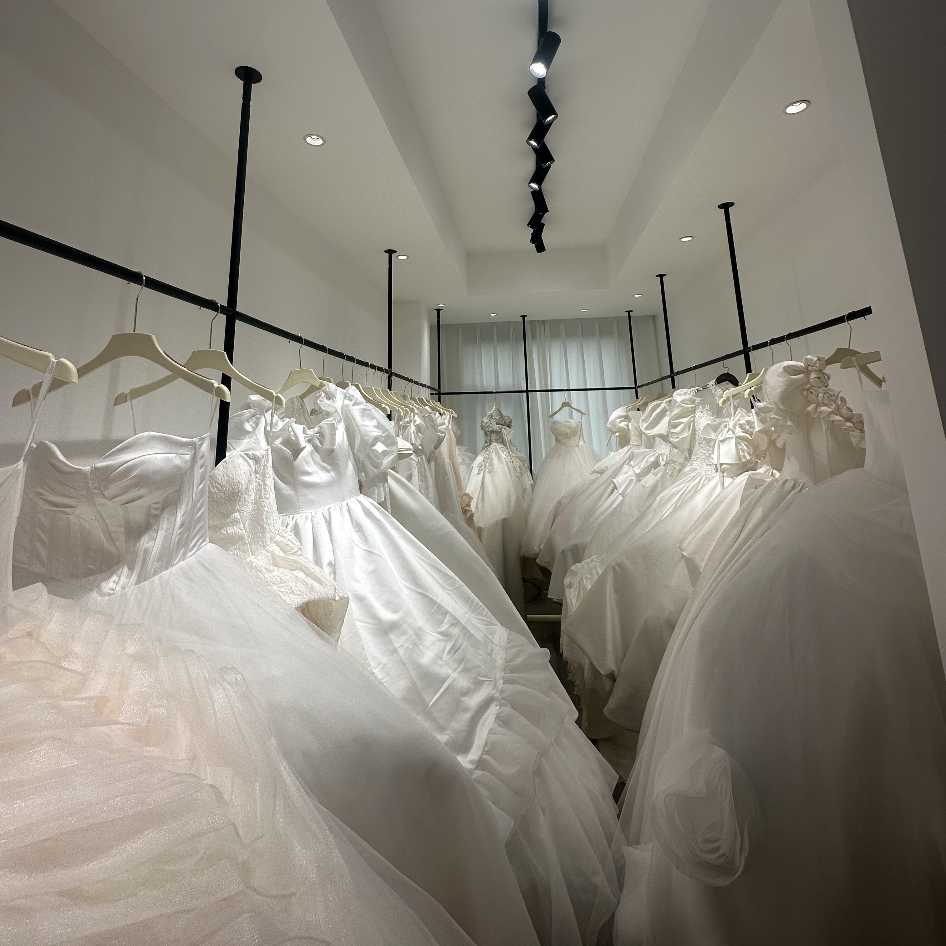 高档婚纱店展示架顶天立地挂衣架悬挂礼服吊架上墙秀禾服陈列货架