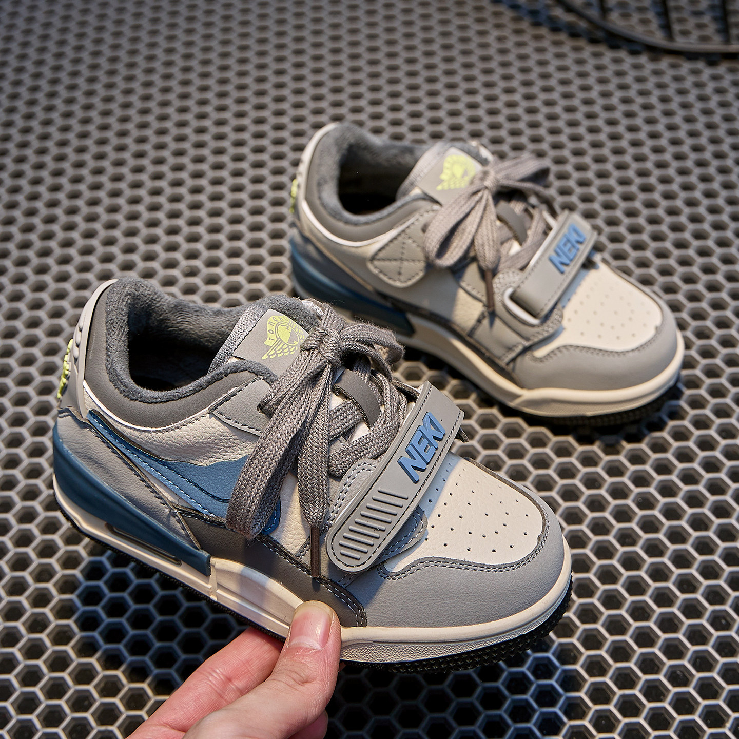 男童鞋子2025秋冬款加绒中大童低帮儿童气垫运动鞋潮牌板鞋二棉鞋