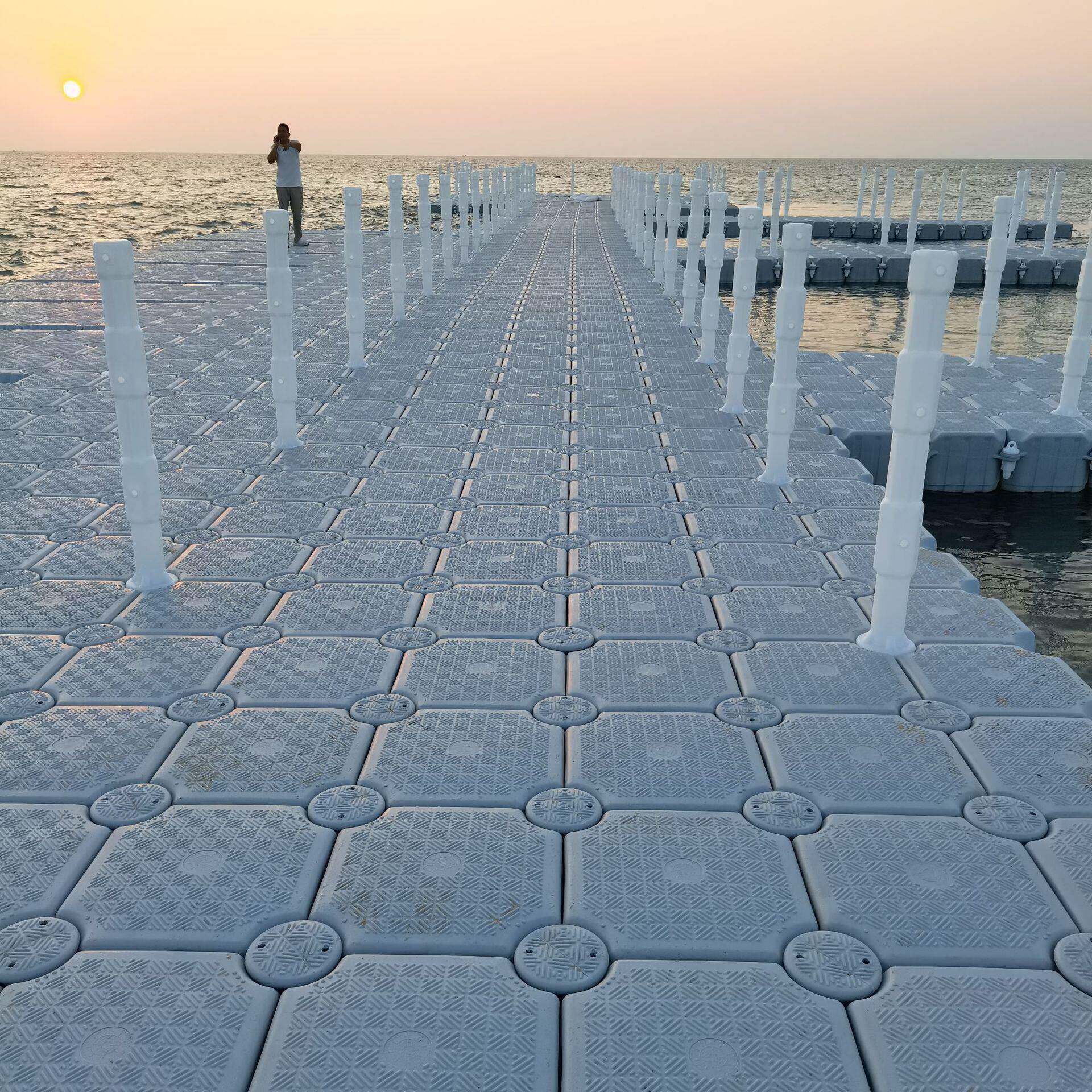 进口HDPE材料浮筒防腐蚀耐酸浮筒浮动码头浮动平台冲浪玩水浮桥