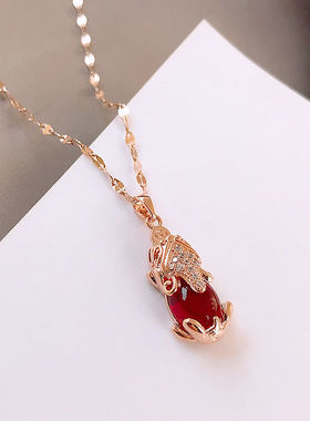 红色项链女款2025新款秋冬百搭轻奢小众高级感狐狸钛钢吊坠毛衣链